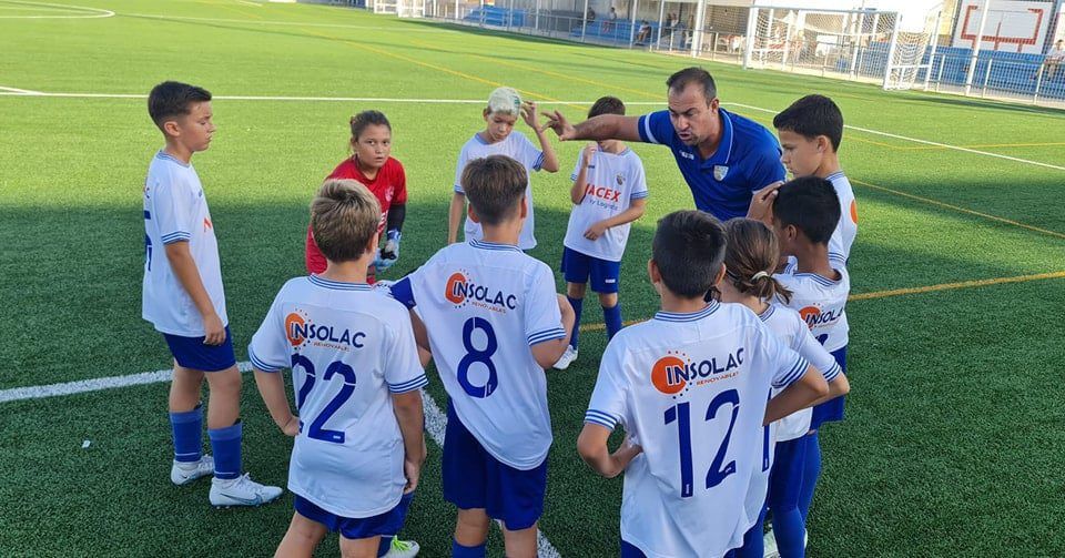 Entrega camiseta CD Alcalá a Insolac Renovables
