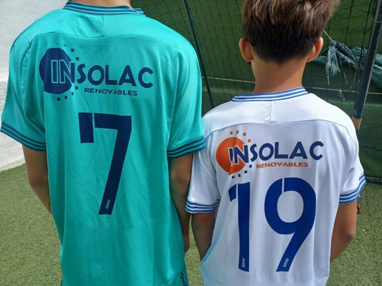 Entrega camiseta CD Alcalá a Insolac Renovables