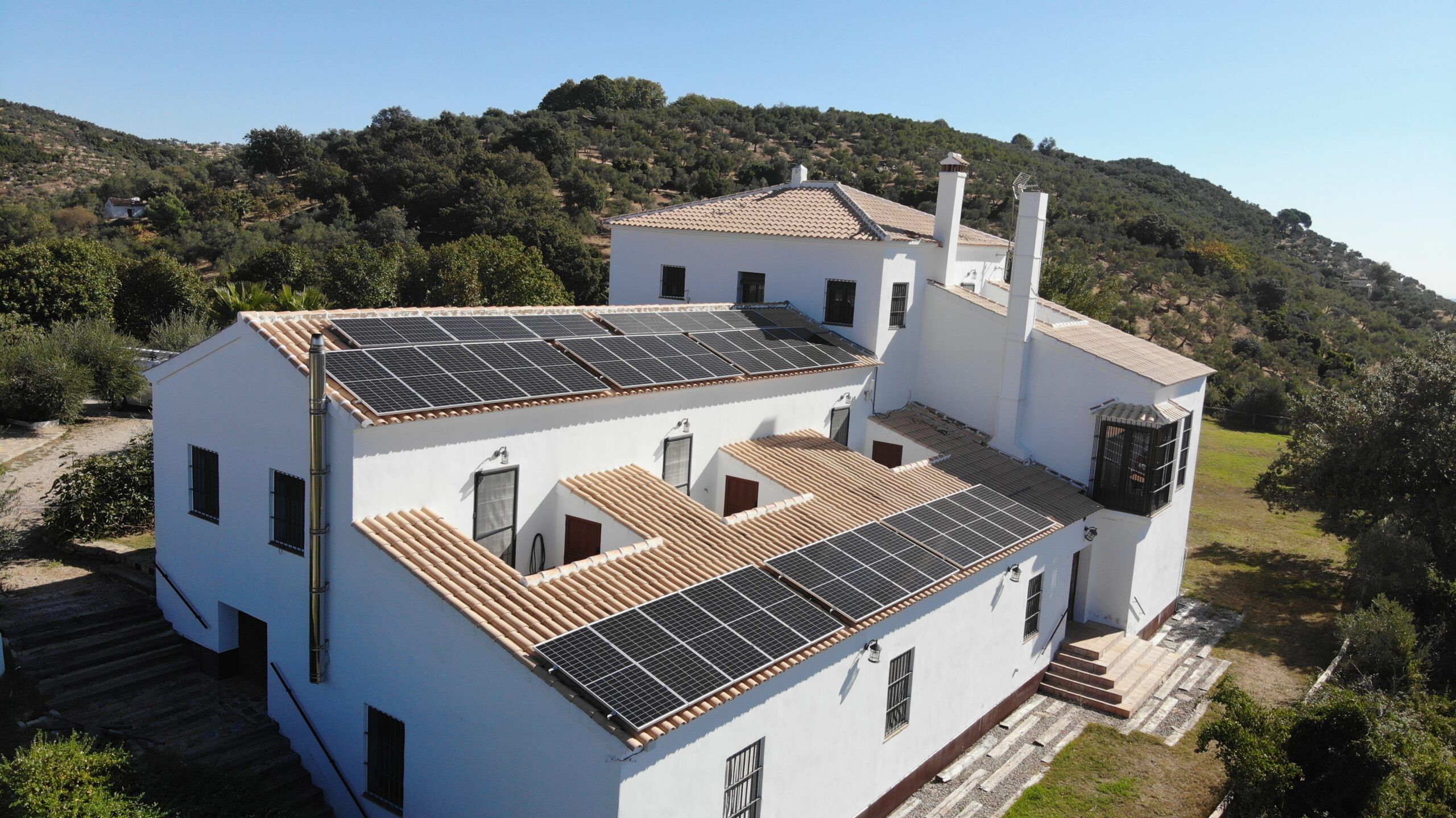 Vivienda aislada con placas solares