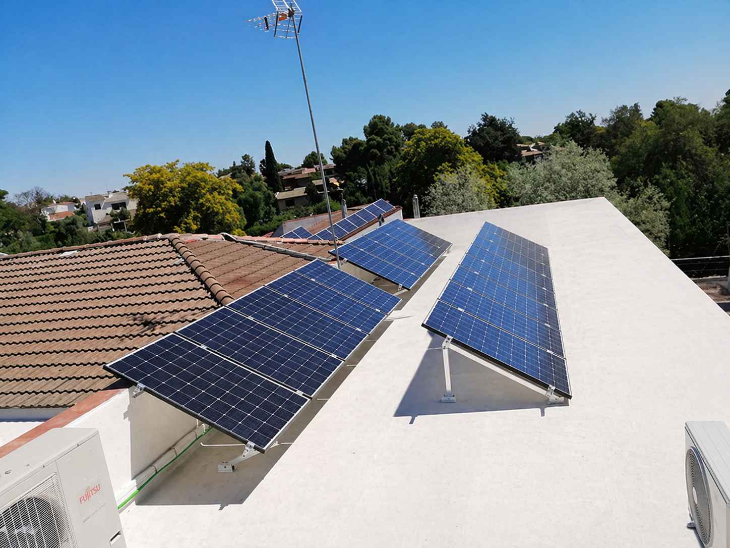 Instalación solar con patas triángulo