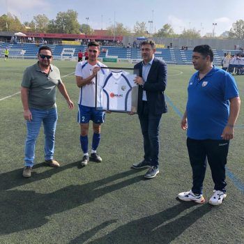 Entrega camiseta CD Alcalá a Insolac Renovables